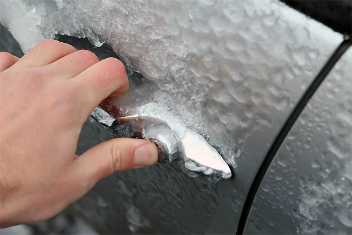 Како лесно да отворите замрзната врата на автомобил / ВИДЕО