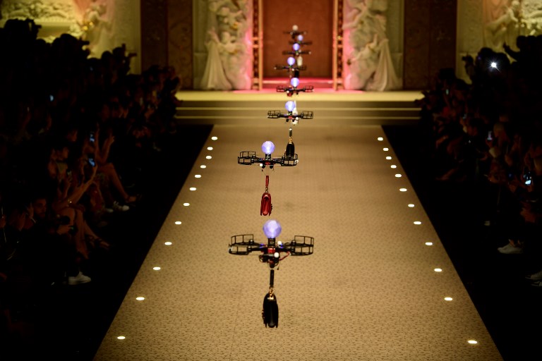 На кого уште му требаат манекенки: дронови ја „презентираа“ новата колекција на Dolce & Gabbane