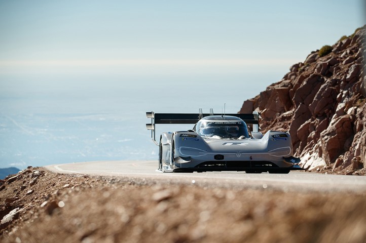 VW го сруши рекордот на Pikes Peak / ВИДЕО