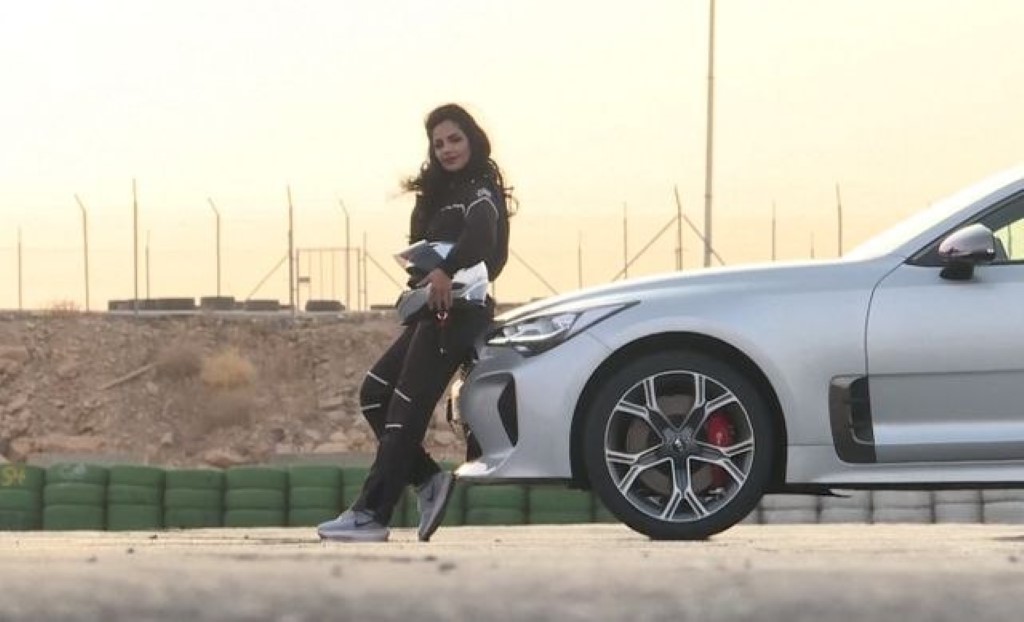 Ѕверот е ослободен – Саудијка „пали“ гуми на тркачка патека / ВИДЕО