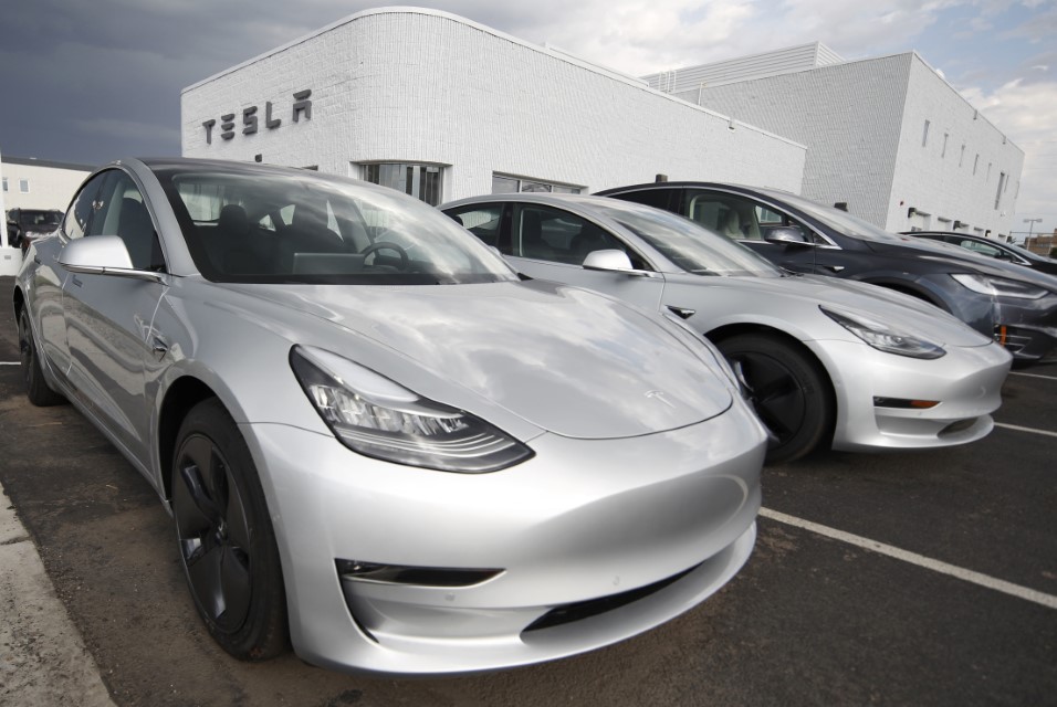 Tesla продолжува со рушење рекорди