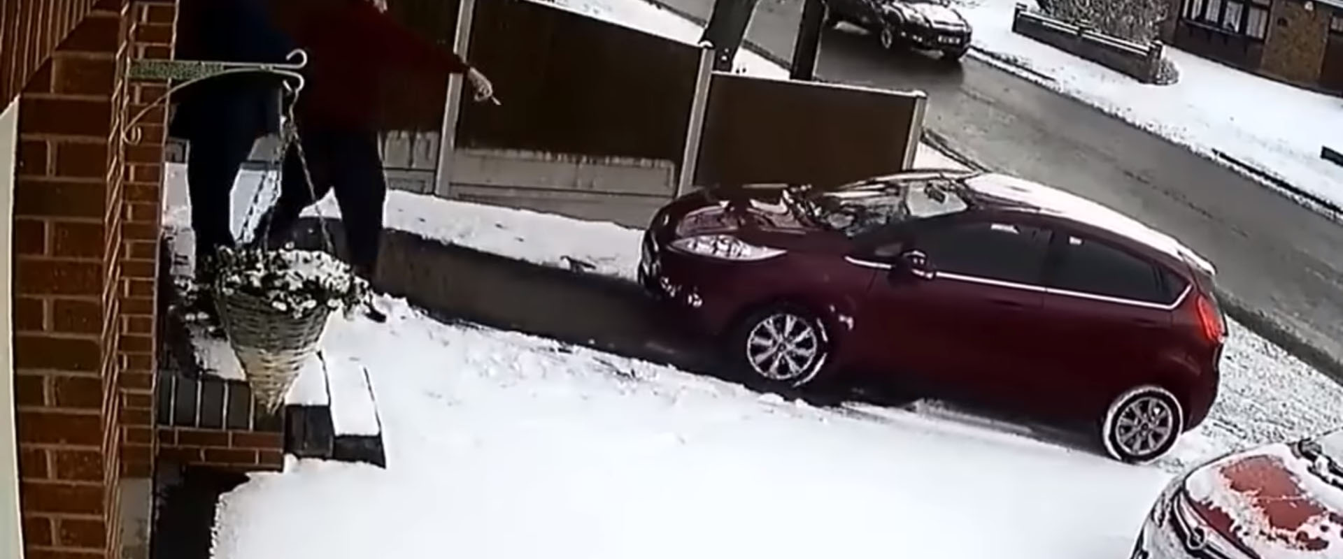 Автомобили во „битка“ со снег / ВИДЕО