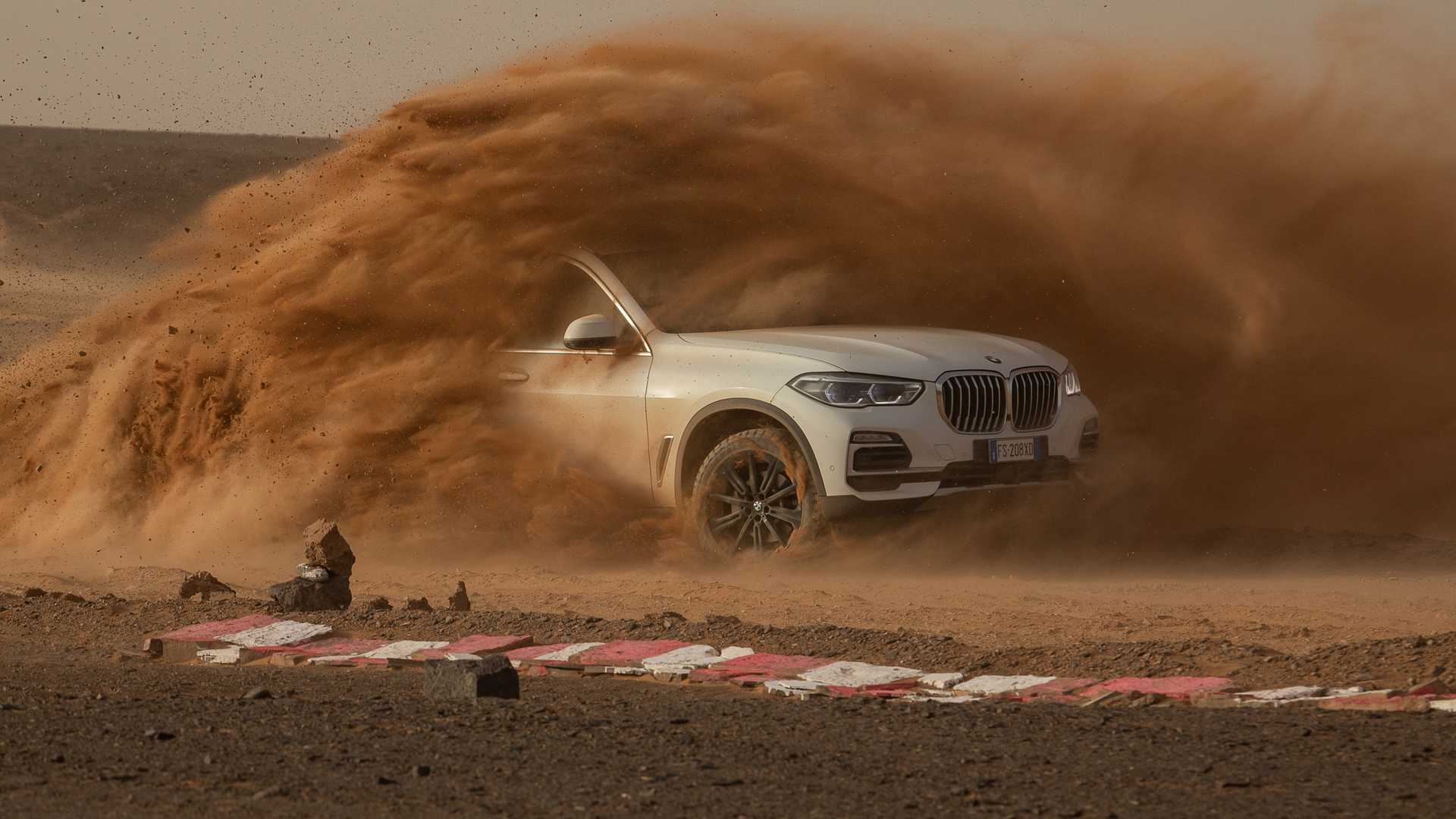 BMW ја изгради „Монца Сахара“ за X5 да може да си „игра“ во песок / ВИДЕО