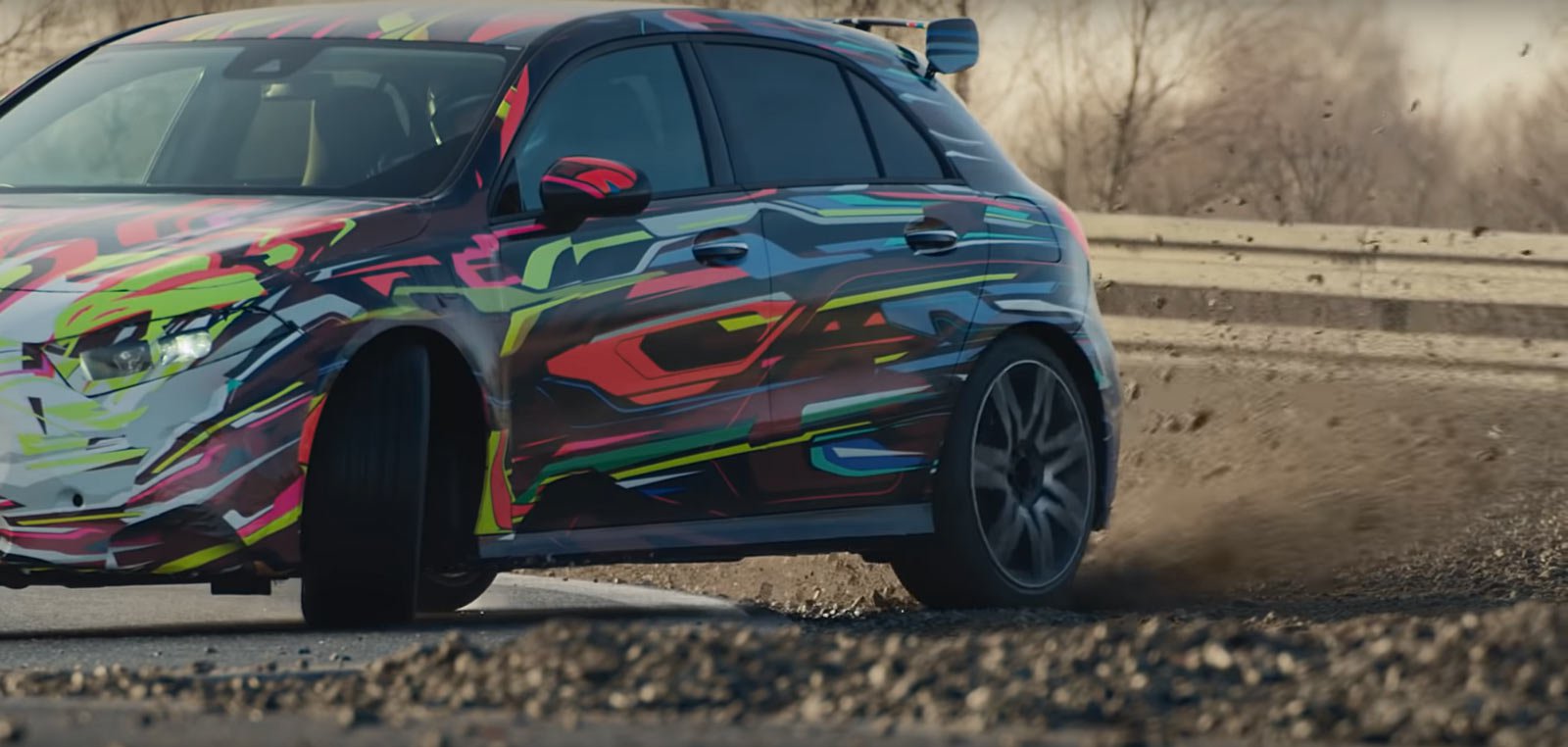 Новогодишен „танц“ на патеката со новиот Mercedes-AMG A45 / ВИДЕО