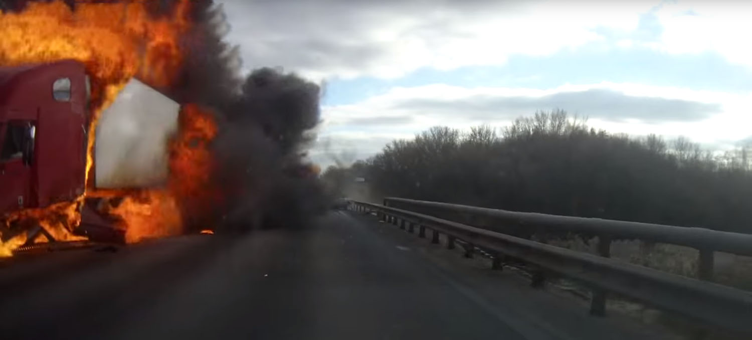 Нова страшна несреќа во Русија: камион се запали по судир со автомобил