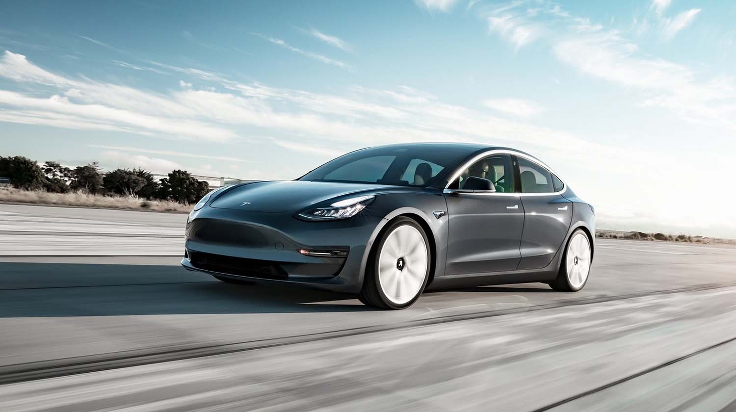 Илон Маск подарува Tesla Model 3!