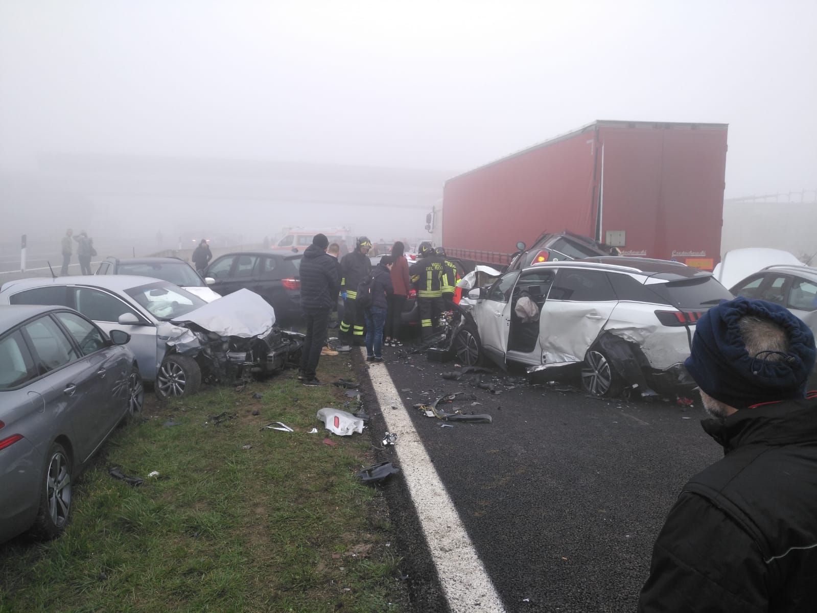 Хаос на автопат во Италија: Повеќе од 80 возила учествуваа во верижен судир