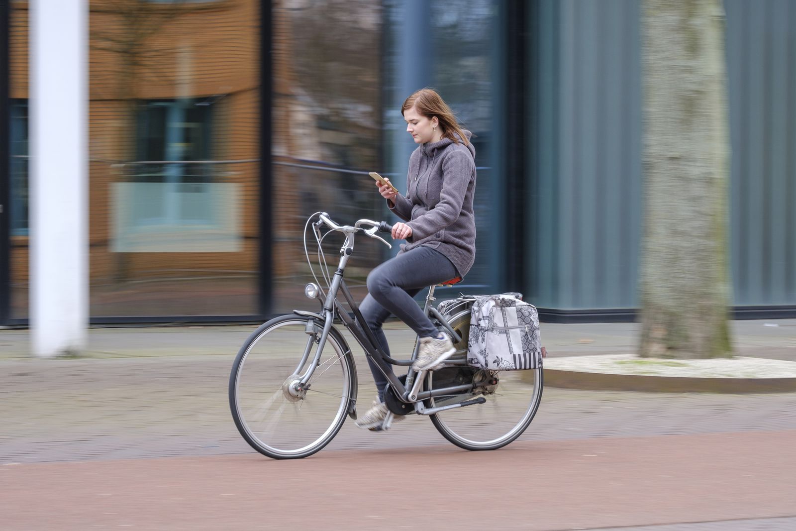 Холандија ќе забрани мобилни телефони додека се вози велосипед