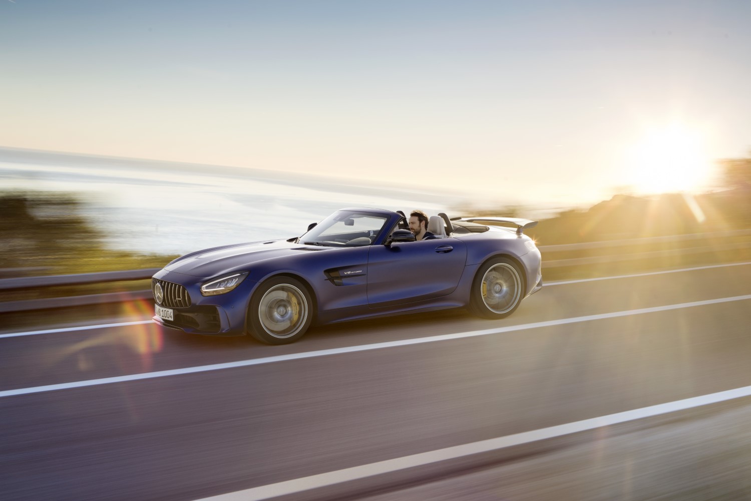 Mercedes-AMG GT R Roadster: Многу „коњи“ и ветер во коса / ФОТО