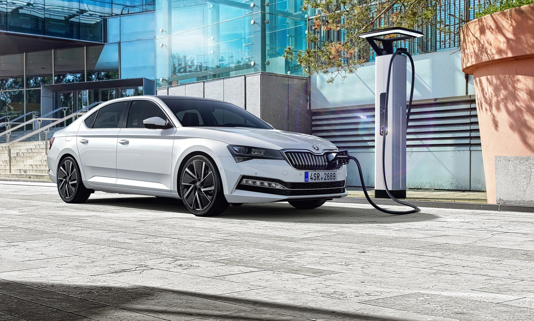 Доаѓа рестилизираната Škoda Superb: Прв пат и во plug-in хибрид и Scout издание / ФОТО+ВИДЕО