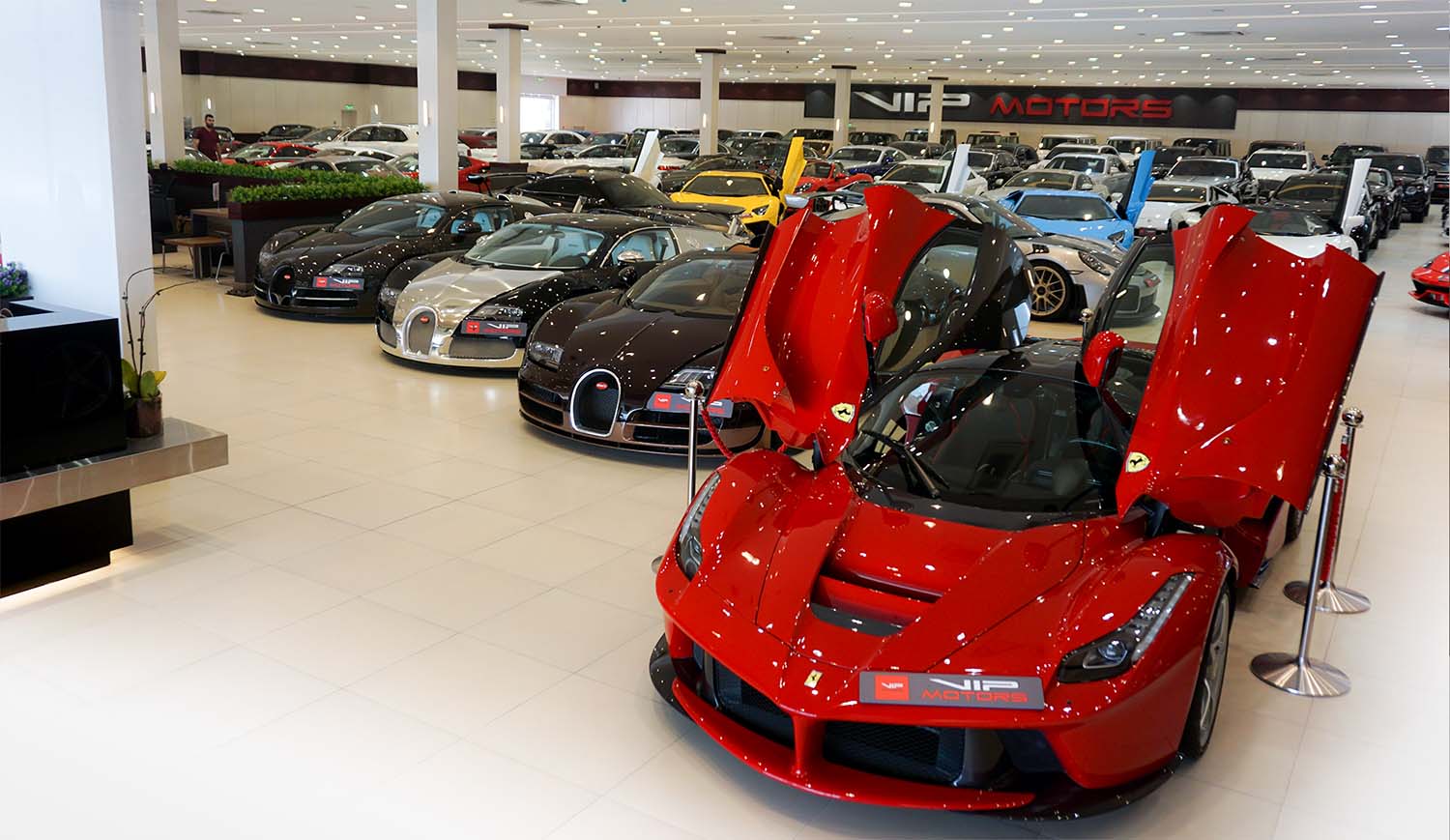 Празник за очи! Вака изгледа еден салон за суперавтомобили во Дубаи/ ВИДЕО