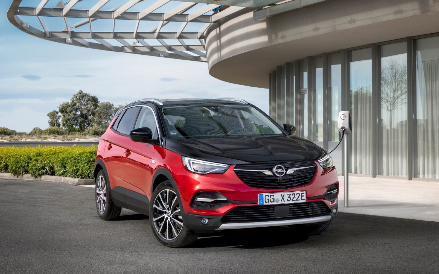 Новиот Opel Grandland X Plug-in Hybrid4 располага со 300 КС