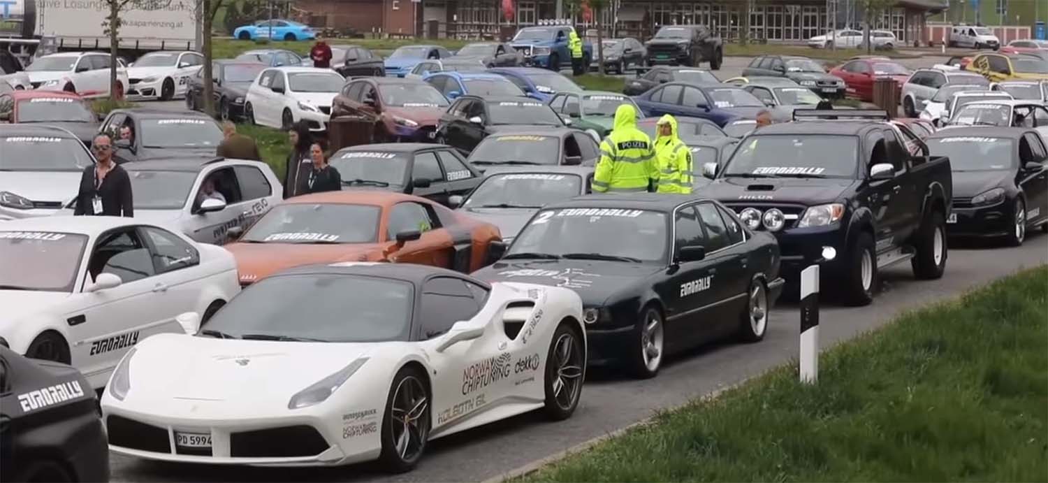 Полицијата во Германија „уапси“ 120 спортски автомобили / ВИДЕО