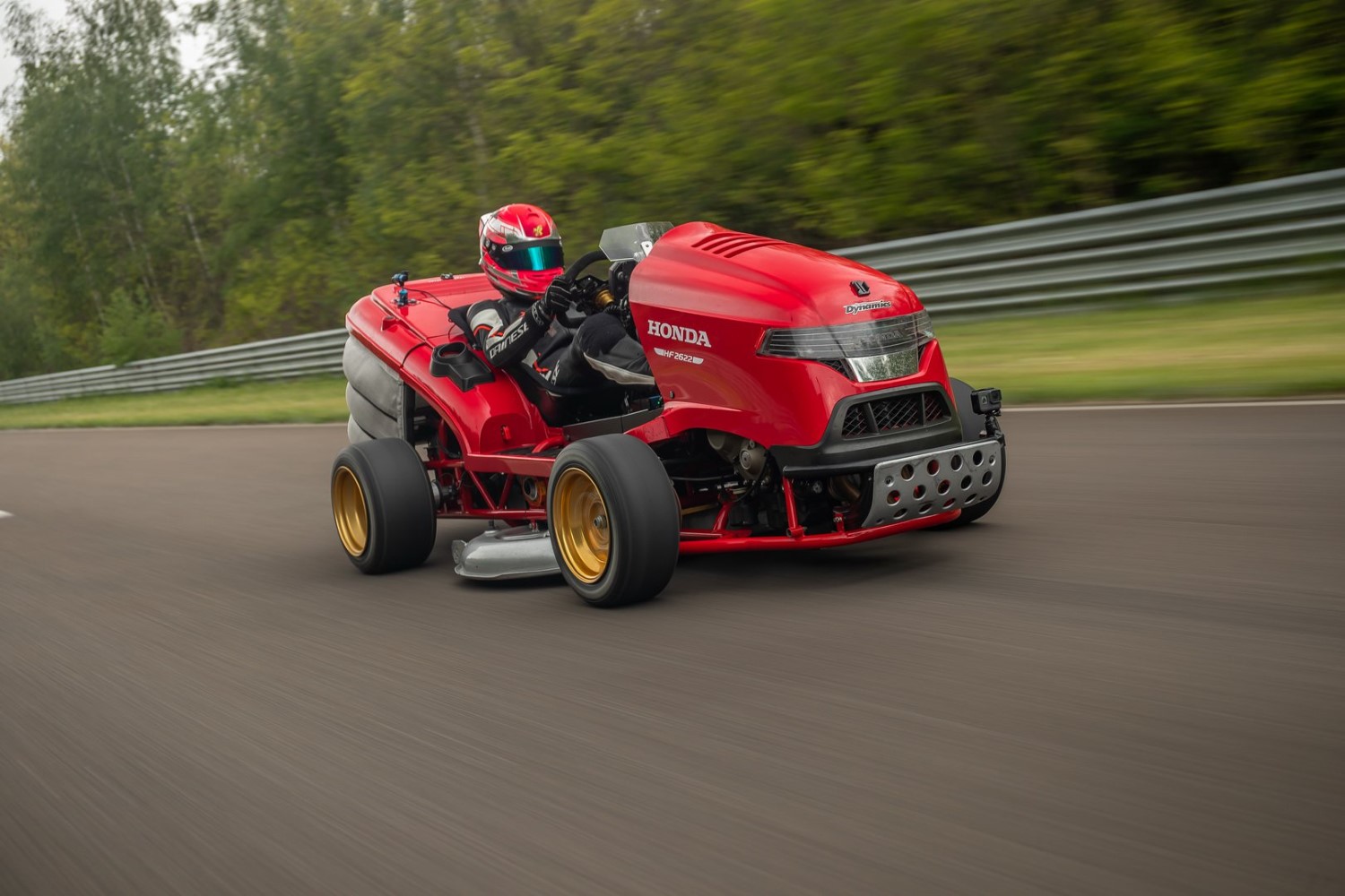 Срце на мотоцикл и забрзување на болид: Ова е најбрзата косилка за трева во светот / ВИДЕО