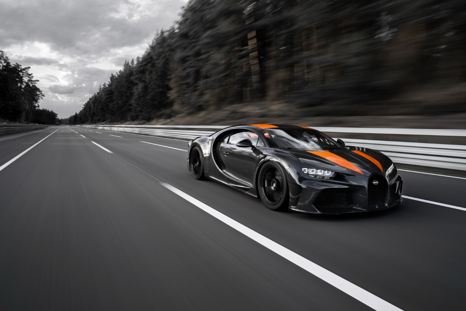 Bugatti Chiron е најбрз на светот! Возење со 490 km/h / ВИДЕО