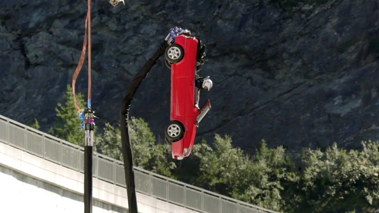 Top Gear ги помести границите: банџи скок со автомобил / ВИДЕО