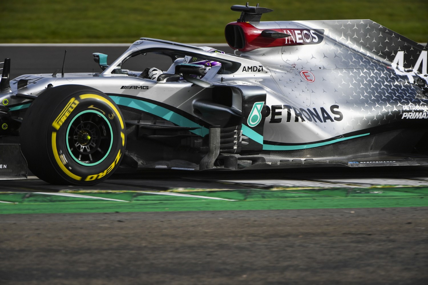 Formula 1: Хамилтон најбрз на првиот тест ден во Барселона! / ВИДЕО