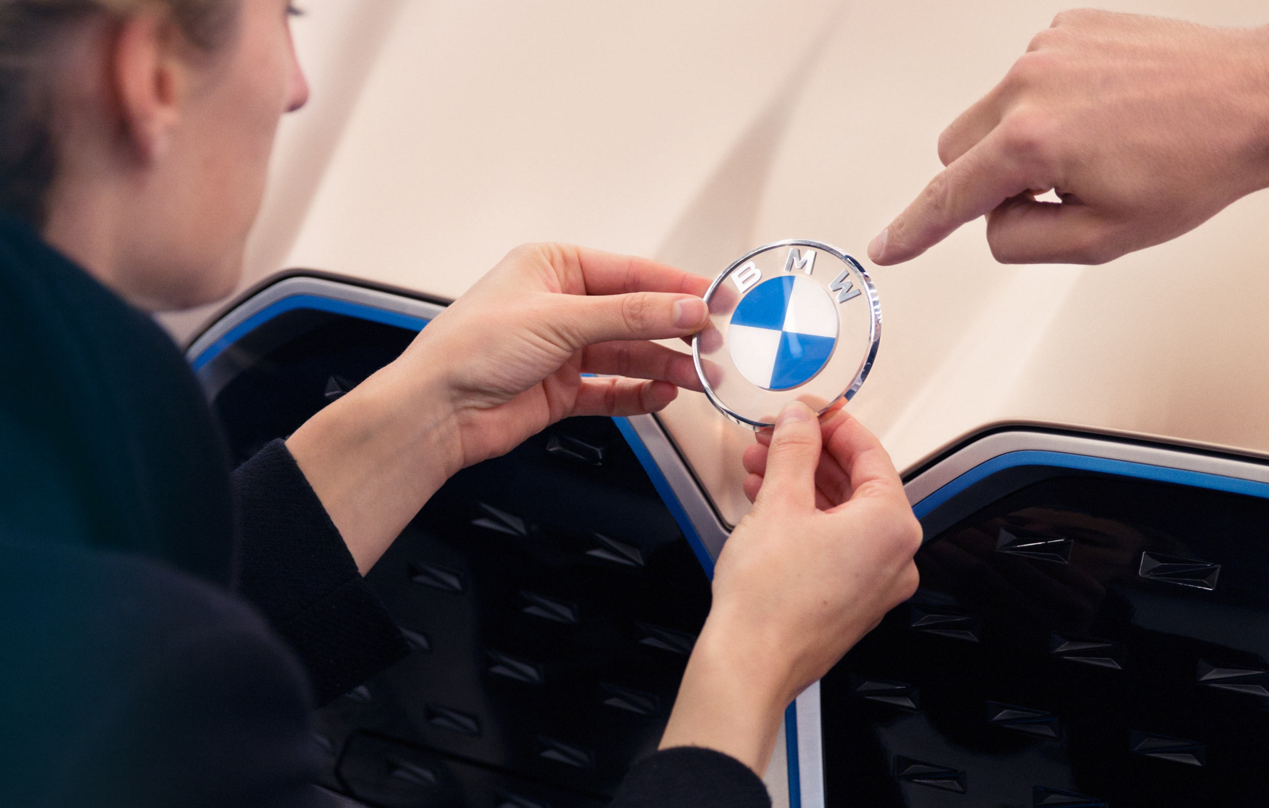 BMW со Concept i4 го најави новото лого