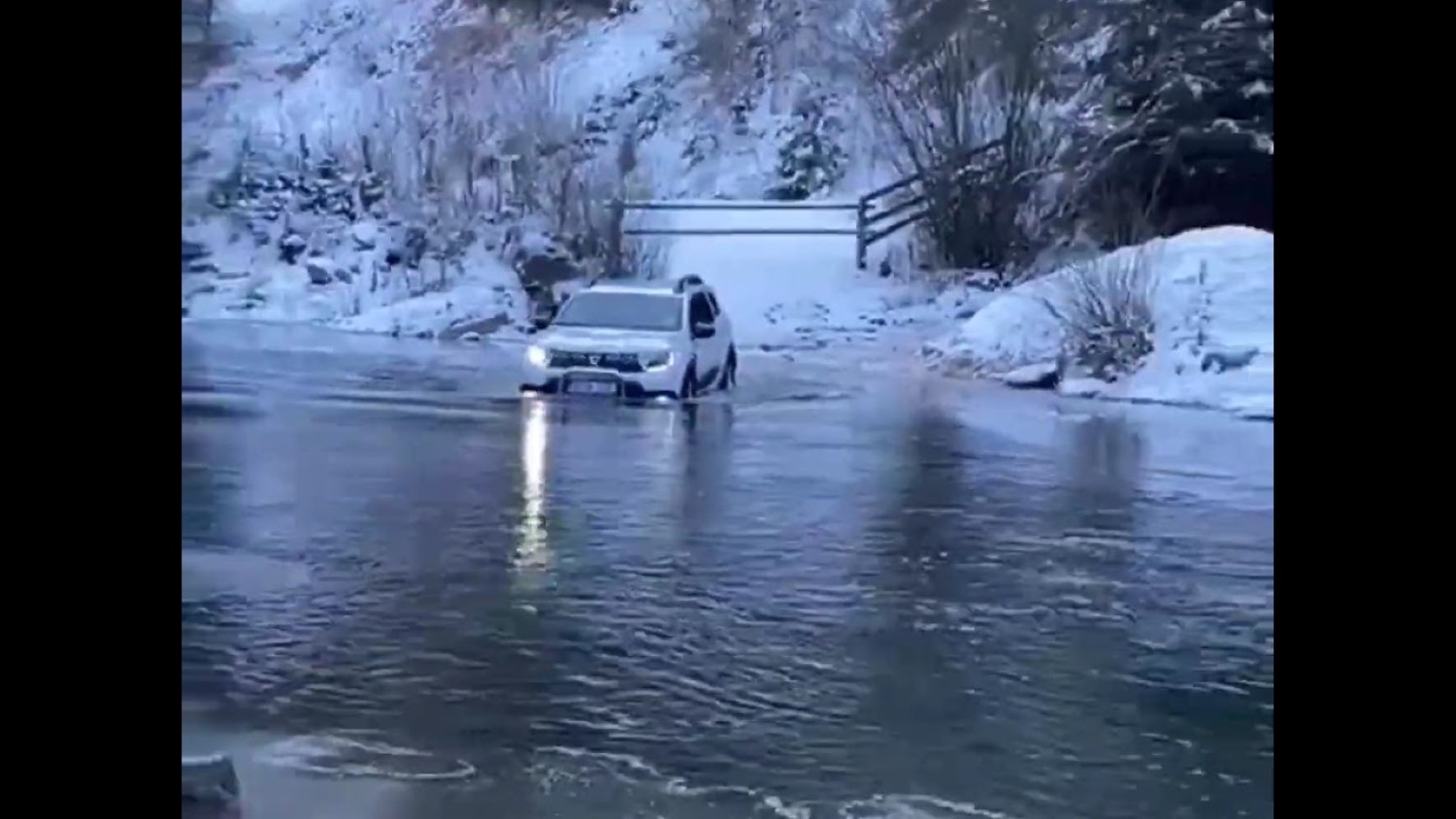 Dacia Duster преку река и лизгава нагорнина / ВИДЕО