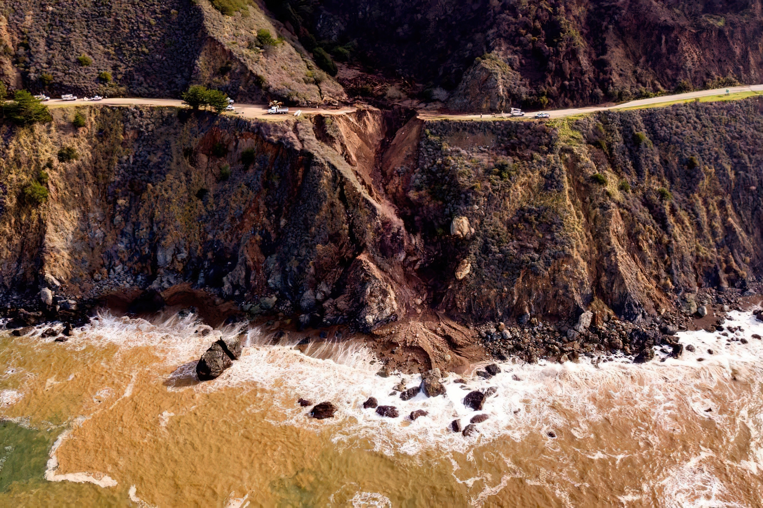Сезона на дождови во Калифорнија: Дел од легендарниот пат Highway 1 заврши во океанот! / ВИДЕО