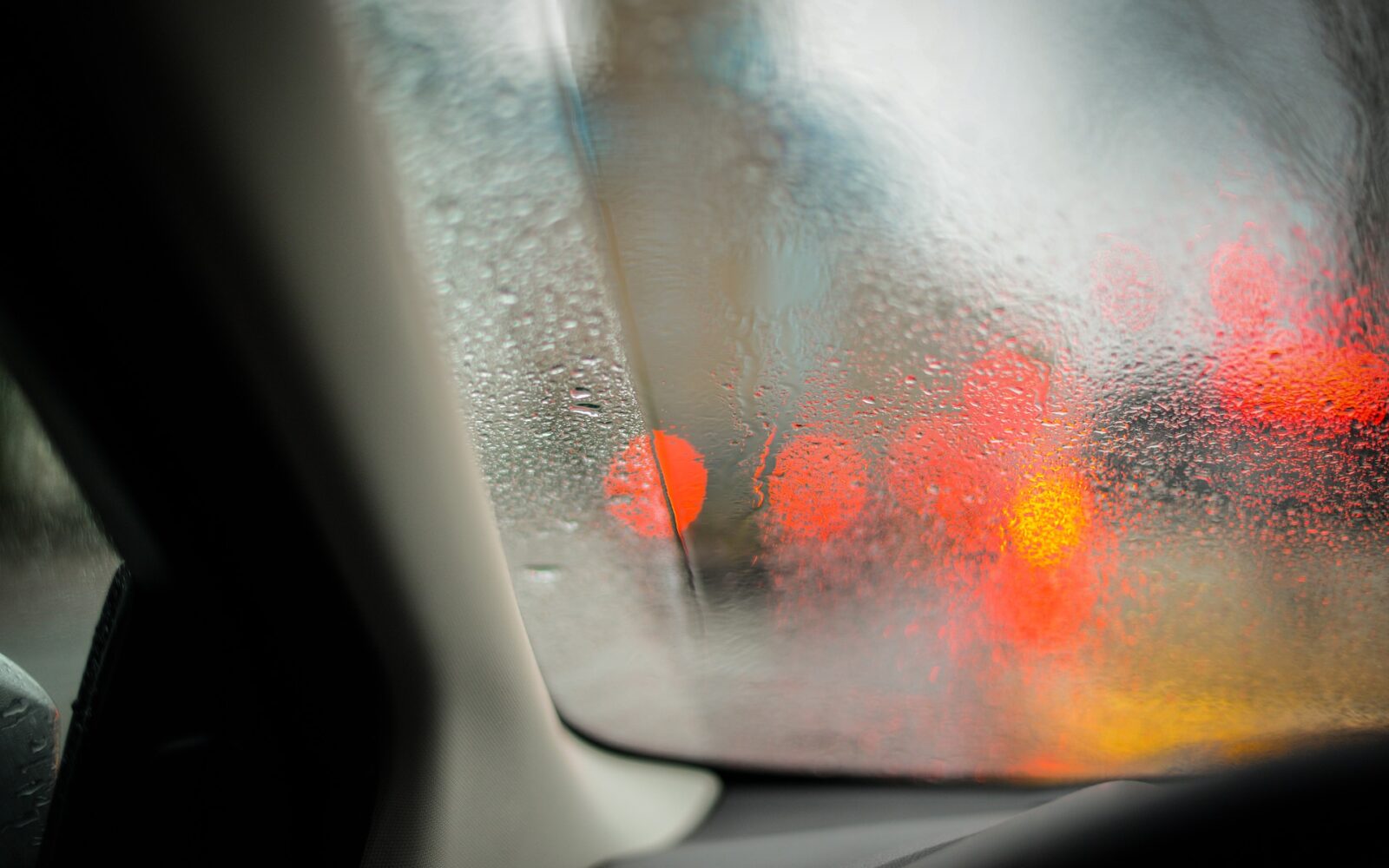 Замаглени прозори во возилото: Кој е најлесниот начин да се реши овој проблем и како да се спречи?