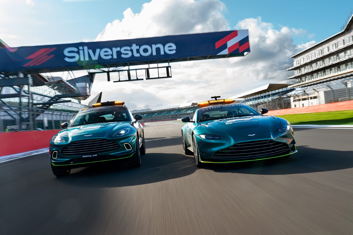 Aston Martin гo претстави новото возило за безбедност во Formula 1 / ФОТО