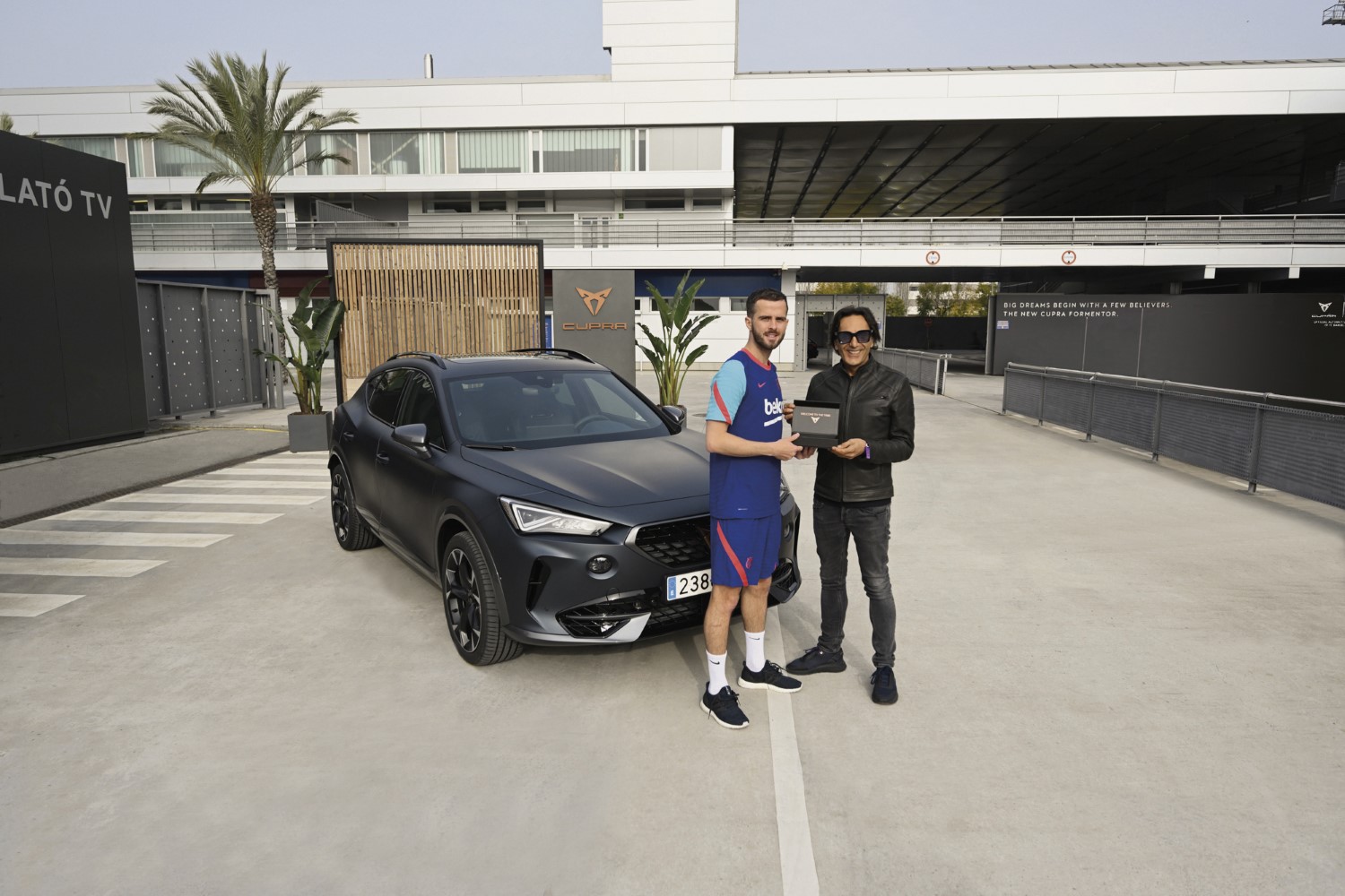 Фудбалерите на Барселона за службени потреби добија нови автомобили / ВИДЕО
