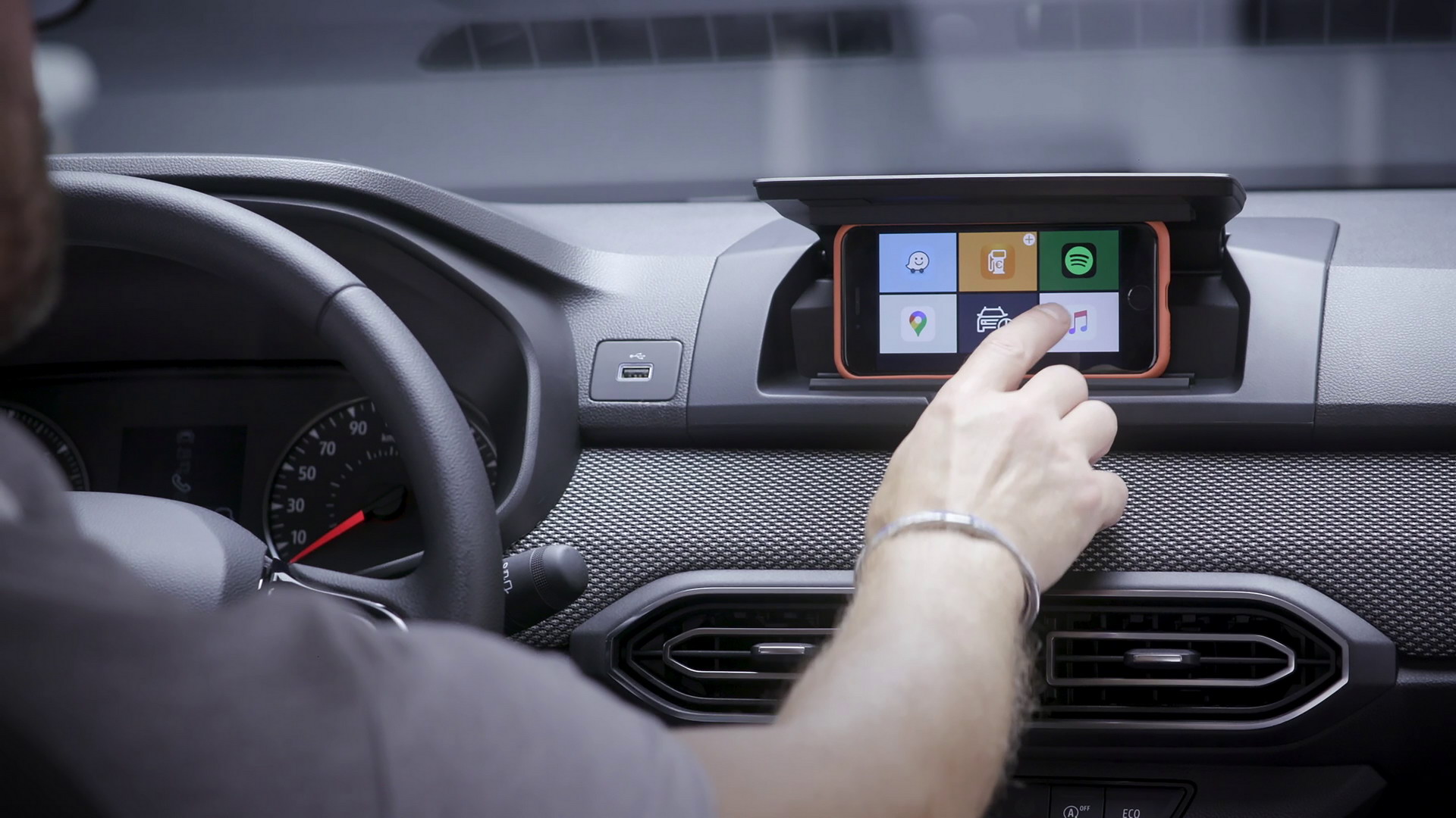 Оригинално решение од Dacia за замена на скапите екрани на допир / ФОТО+ВИДЕО
