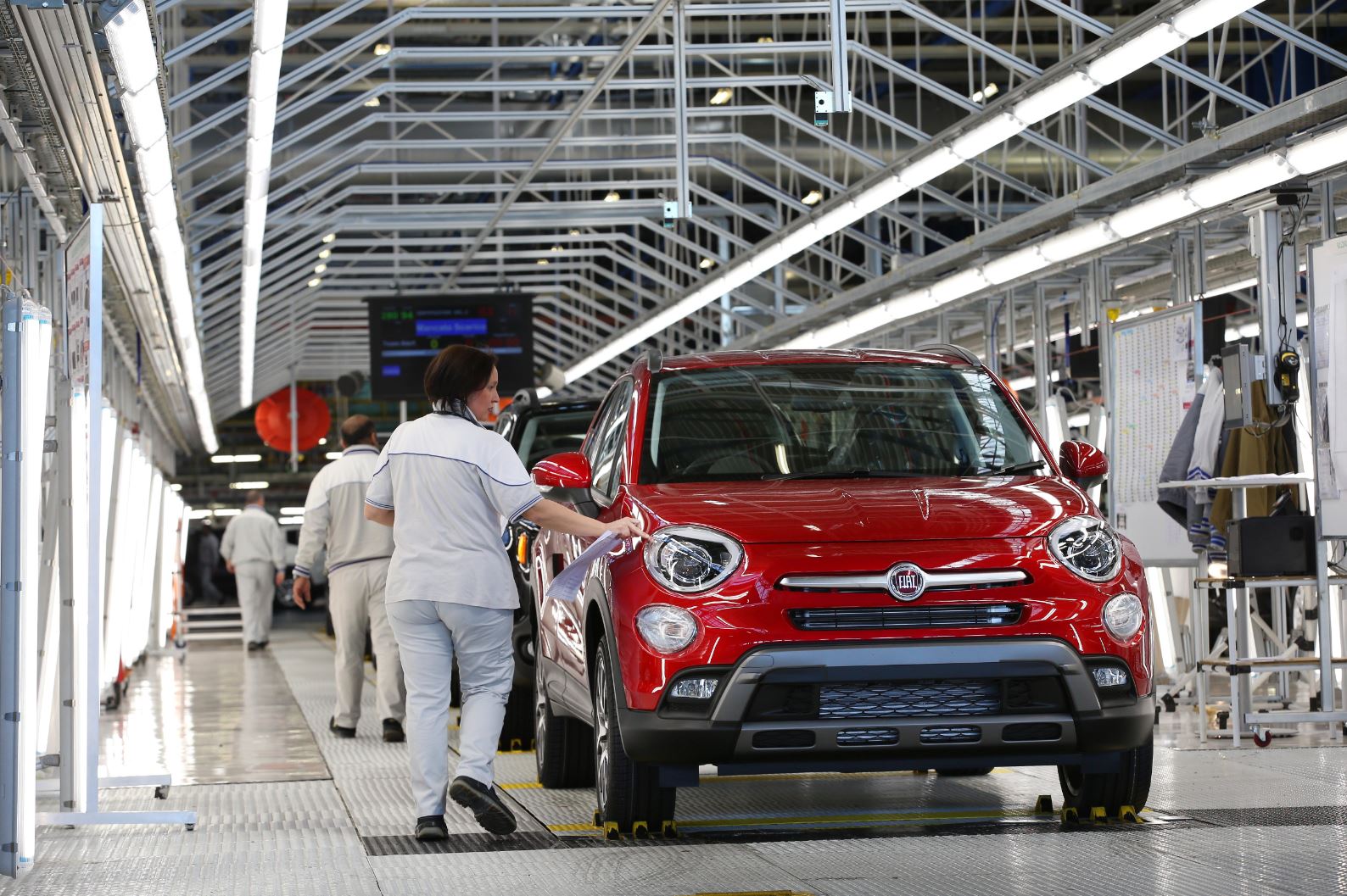 Транзицијата кон електрификација на автомобилската индустрија може да ја чини Италија 60.000 работни места