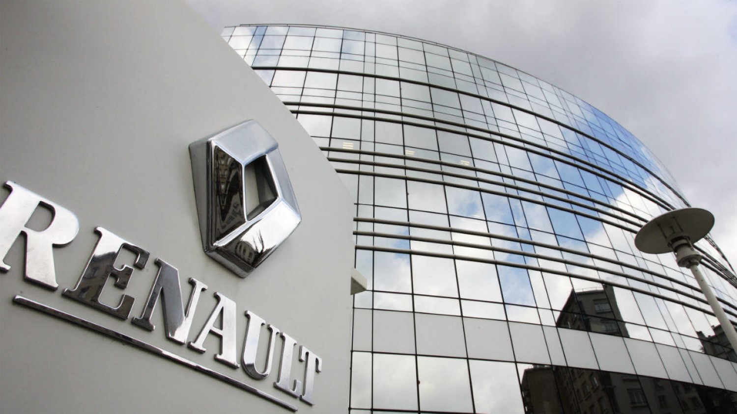 Renault го продава својот удел во Daimler