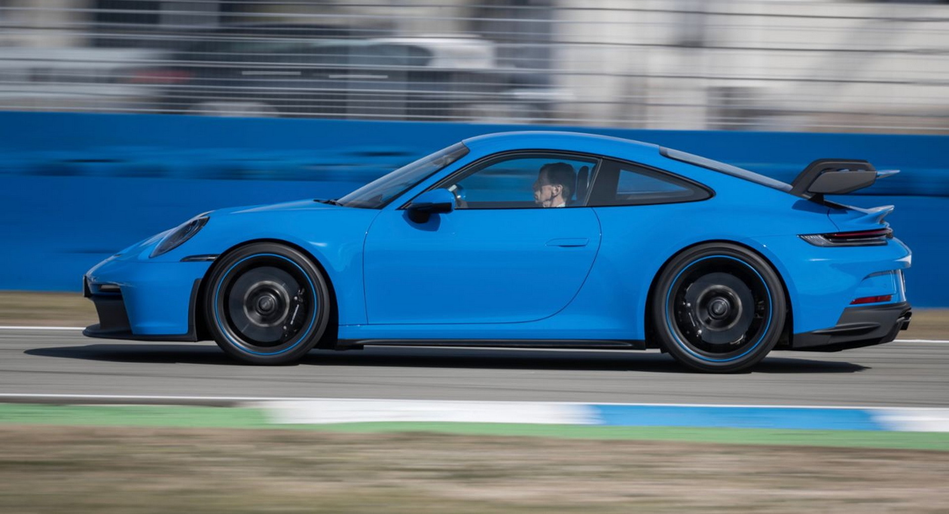 Студија: Луксузните марки на автомобили најбрзо губат на вредност, но не и Porsche