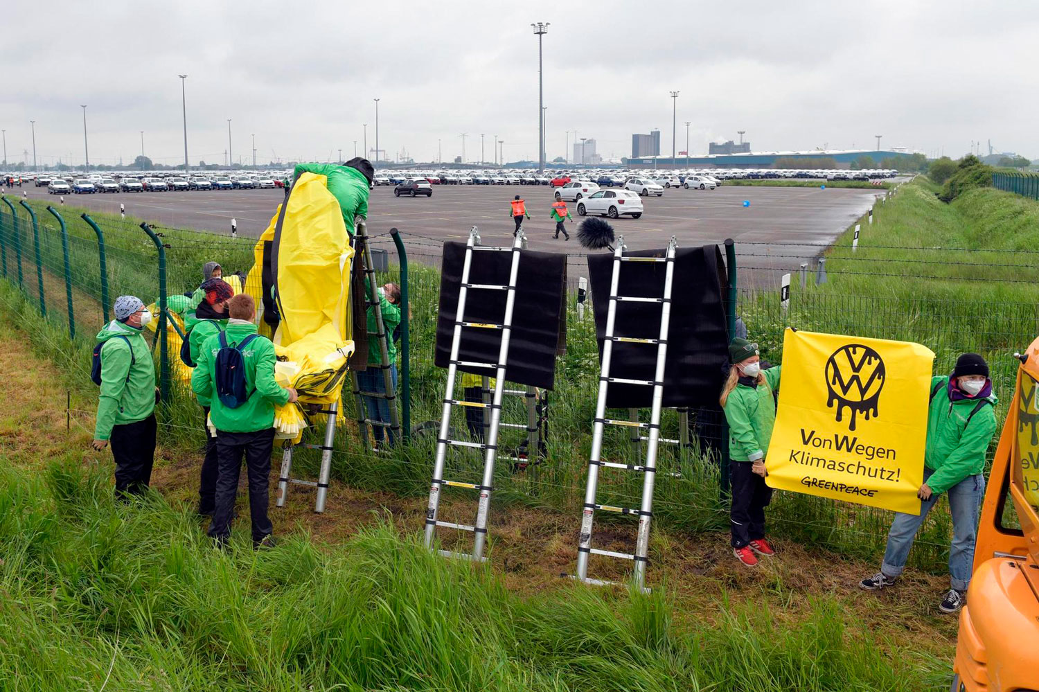 Диверзанти во акцији: активисти на Greenpeace провалилe во фабрика на Volkswagen и … / ВИДЕО