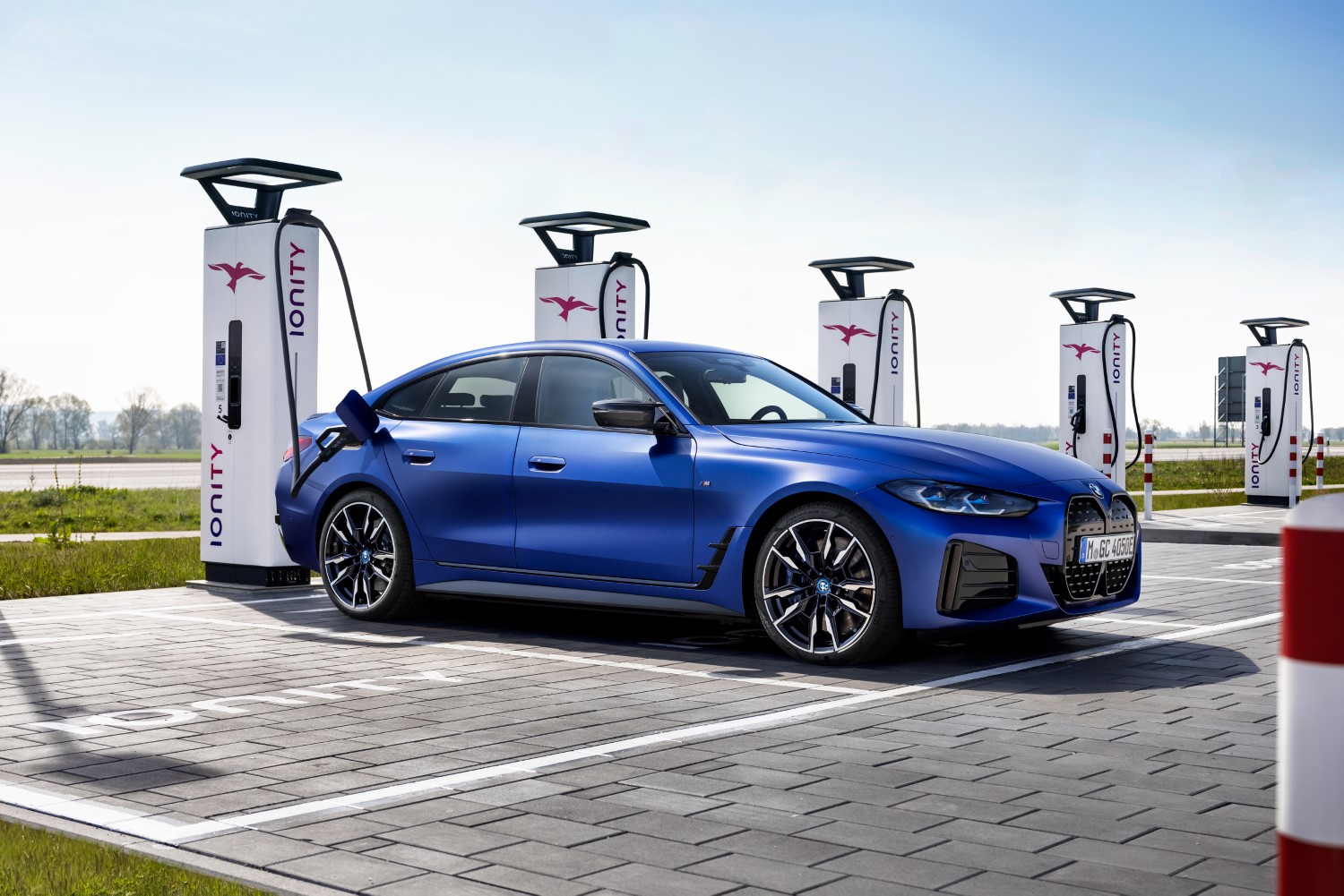 Рекордна година за BMW M, но бензинот е во втор план: Најпродаван е електричен модел i4 M50!