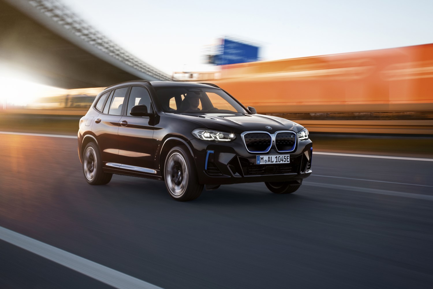 BMW iX3 суптилно освежен / ФОТО