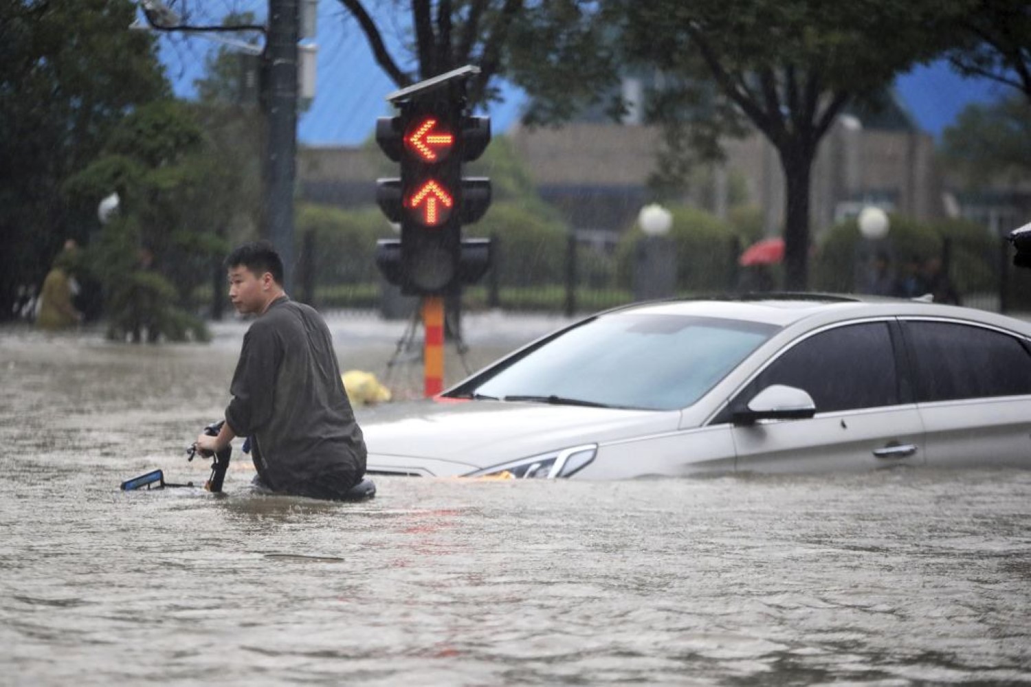 Поплавите во Кина уништиле повеќе од 400.000 автомобили. Сите ќе одат на отпад / ВИДЕО