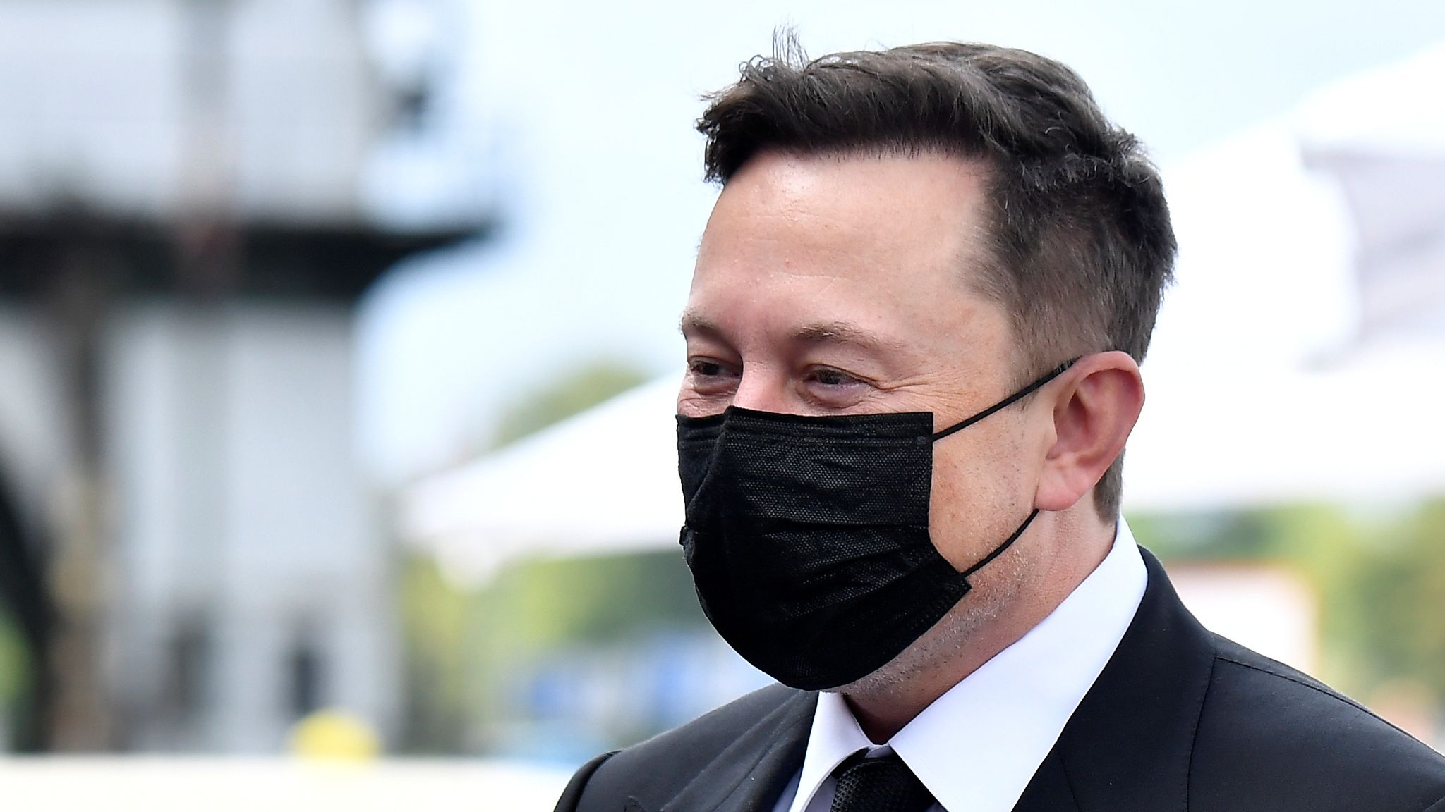 Заштитните маски станаа задолжителни за сите вработени во Tesla
