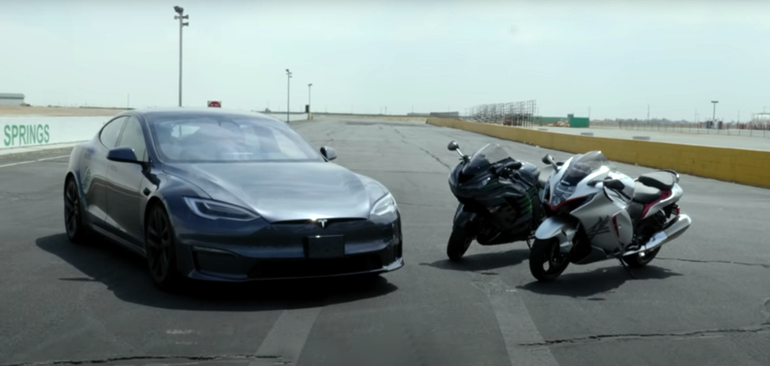 Tesla Model S Plaid на мегдан со два мотоцикли / ВИДЕО