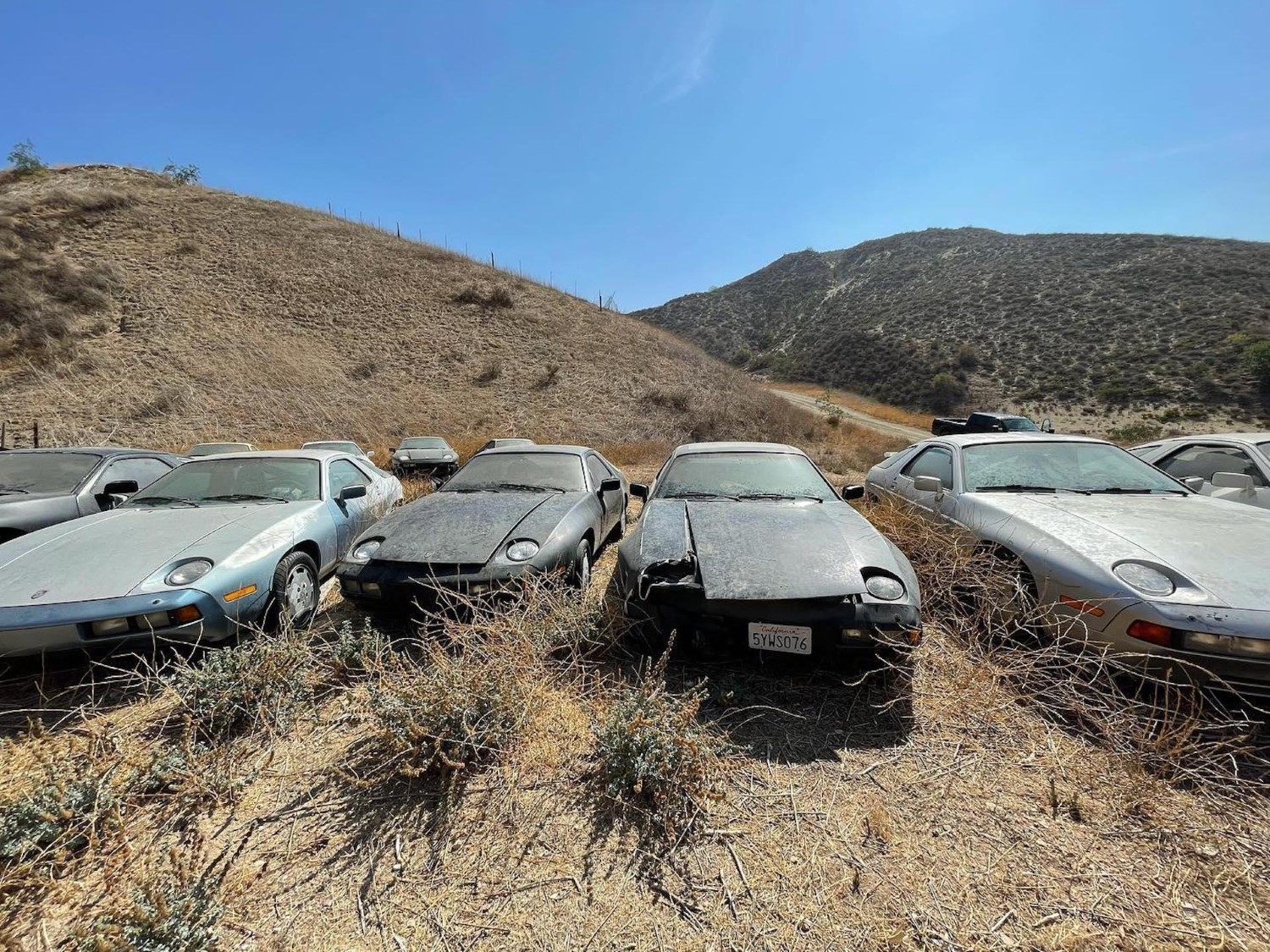 Пронајдено заборавено богатство: Откриено поле полно со напуштени Porsche 928! / ФОТО