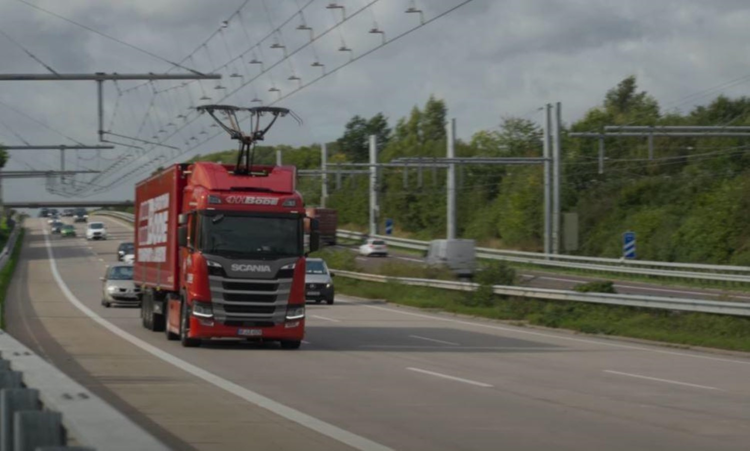 Германија започна со тестирање на надземни кабли за полнење на електрични камиони на автопат / ВИДЕО