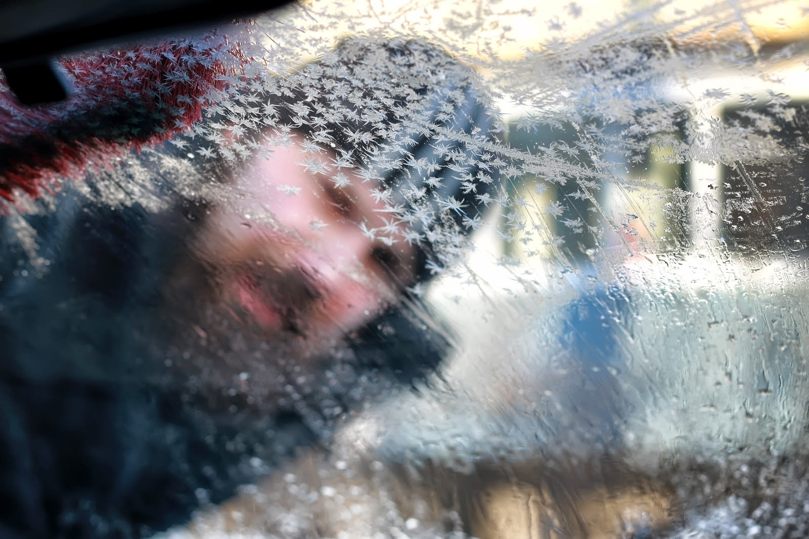 Како до брзо одмрзнување на стаклата на возилата? Со вода секако не!