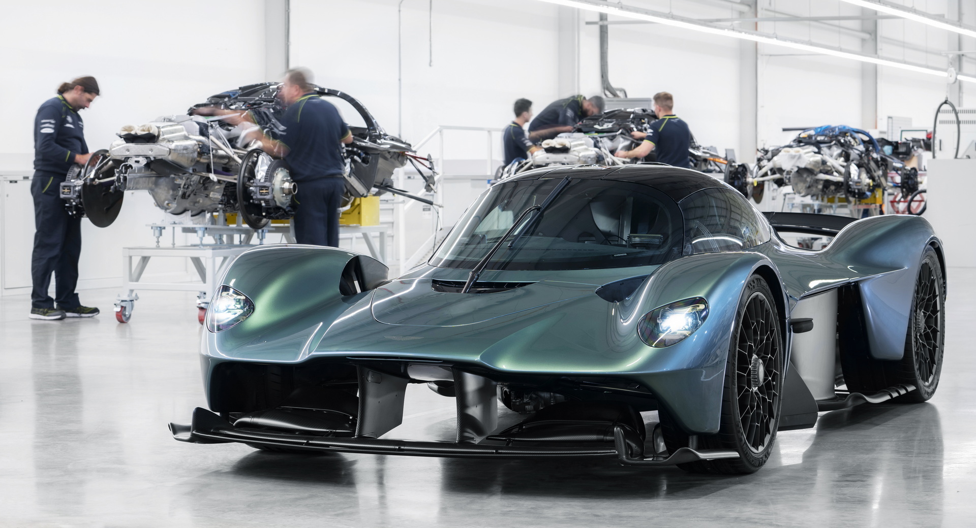 Лансиран е првиот комерцијален хиперавтомобил Aston Martin Valkyrie