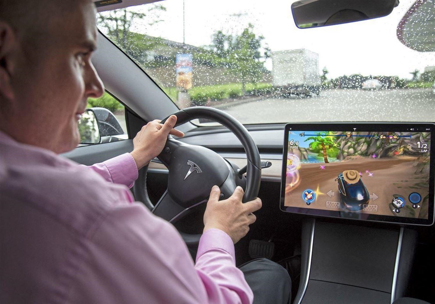 Причина за се поголема загриженост: во Tesla може да сe играат игри на инфозабавниот екран додека возилото е во движење!