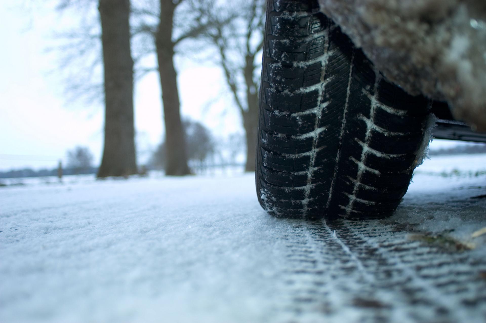 Колку бари во гумите се потребни за безбедно возење? Многу возачи неправилно ги пумпаат гумите во зима