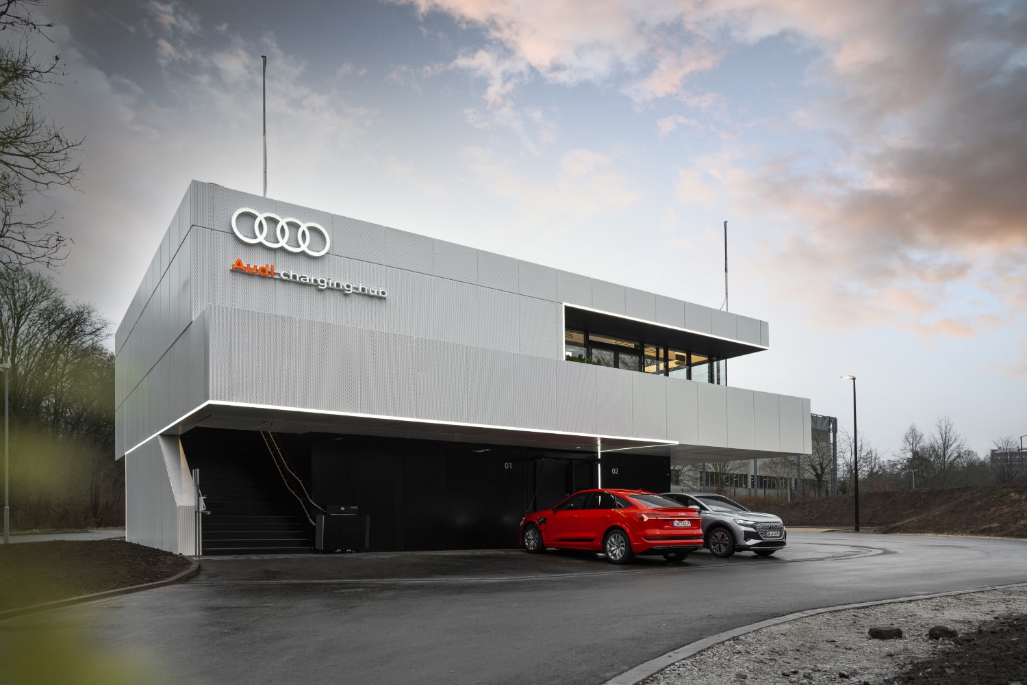 Нов рецепт на Audi за електромобилност. Првата луксузна станица за полнење на електрични автомобили во Германија / ФОТО