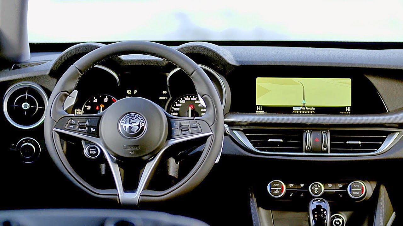 Alfa Romeo Stelvio (2018) INTERIOR