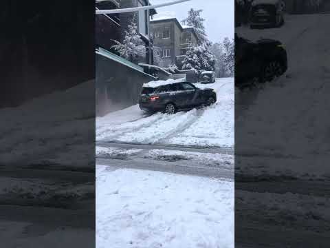 Range Rover Sport driver fails to climb snowy street with snow tires