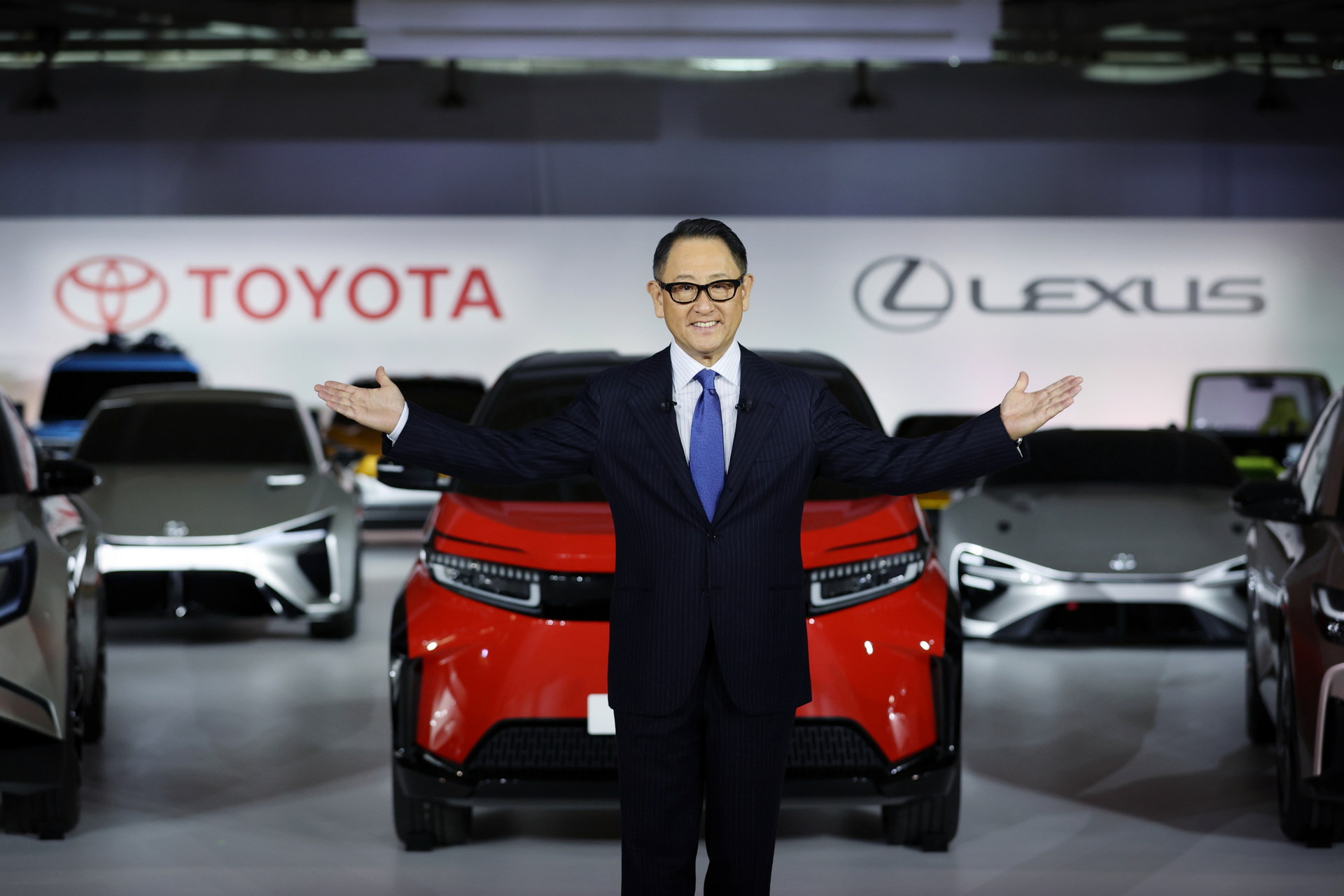 „Тивко мнозинство луѓе во автомобилската индустрија ја доведуваат во прашање исклучиво електричната иднина“, вели првиот човек на Toyota