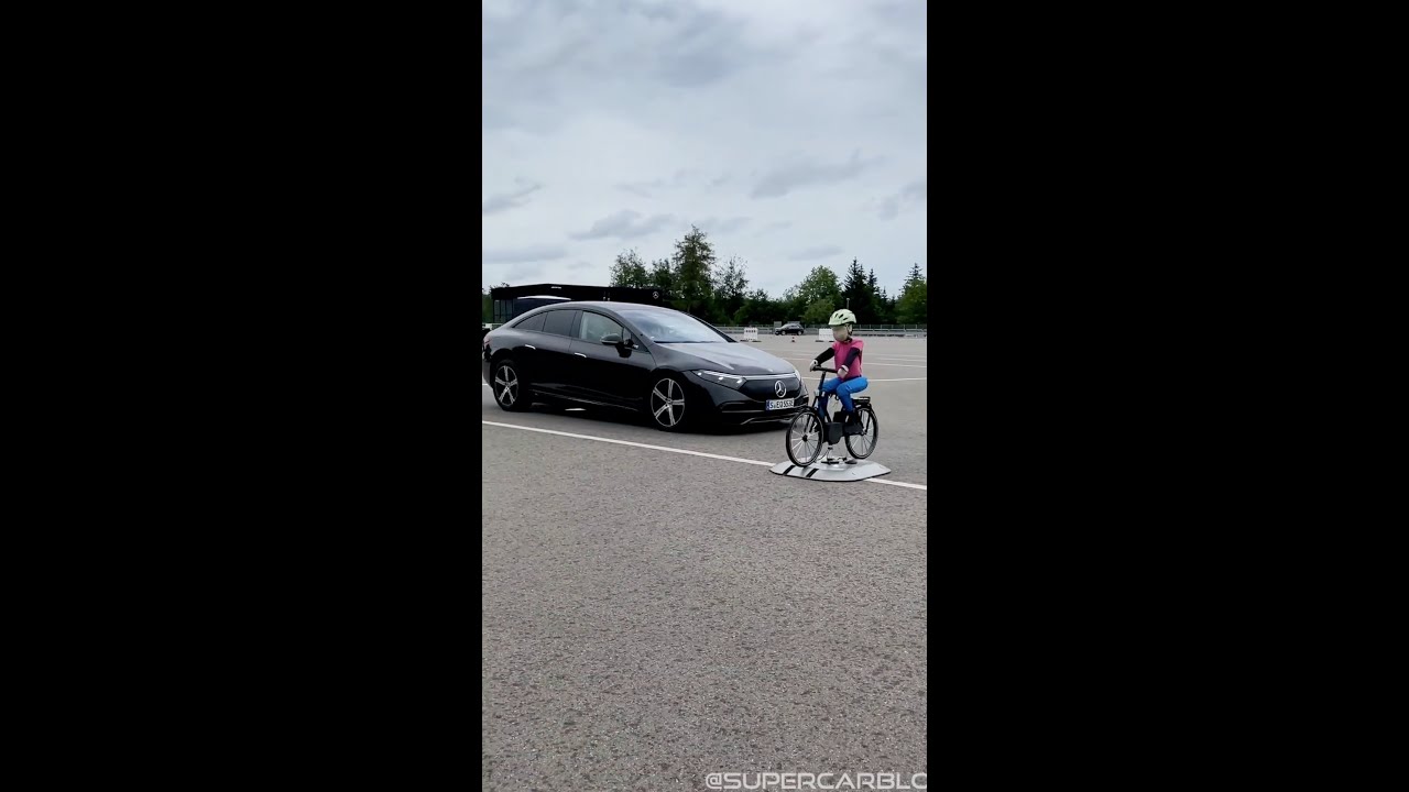 Bicyclist vs Autonomous Mercedes ?