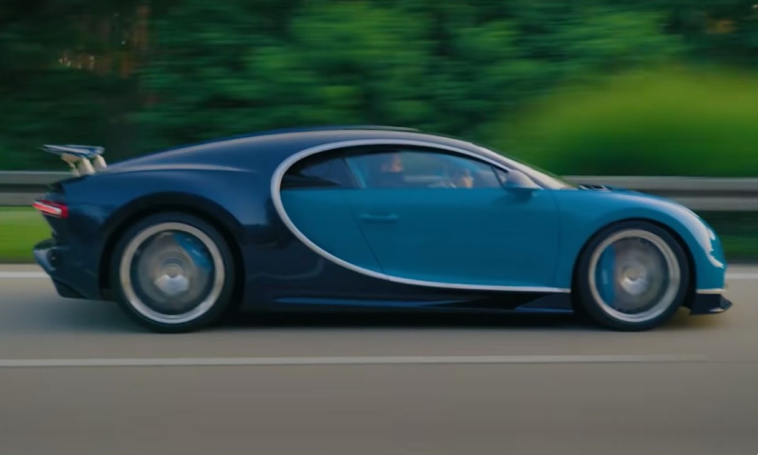Bugatti Chiron на германски автопат! Вака изгледа „летање“ со 414 km/h / ВИДЕО