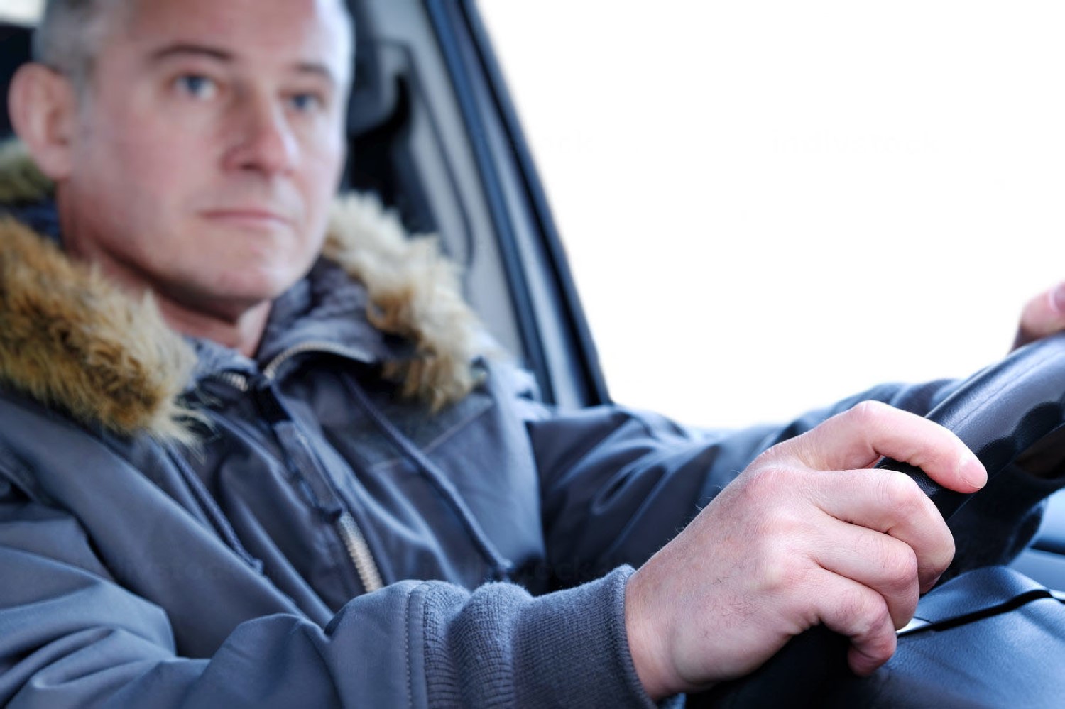 Во една европска земја е забрането да се вози во зимска јакна, казните се огромни!